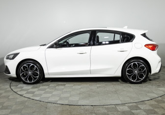 Подержанный автомобиль Ford Focus Hatchback 2021 года (8 фото)