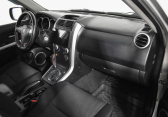 Подержанный автомобиль Suzuki Grand Vitara 2008 года (12 фото)