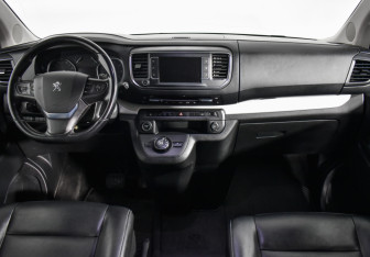 Подержанный автомобиль Peugeot Traveller 2018 года (14 фото)