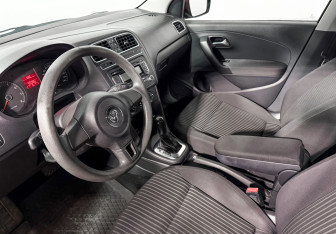 Подержанный автомобиль Volkswagen Polo Sedan 2011 года (9 фото)