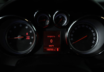 Подержанный автомобиль Opel Astra Hatchback 2011 года (8 фото)