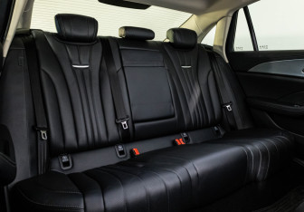 Подержанный автомобиль Hongqi H5 2024 года (26 фото)