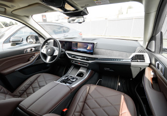 Подержанный автомобиль BMW X5 2024 года (11 фото)