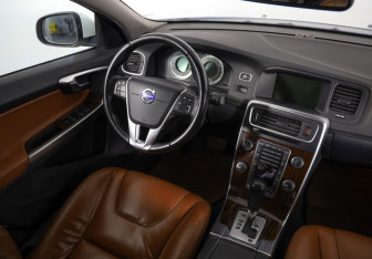 Подержанный автомобиль Volvo S60 2011 года (8 фото)