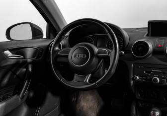 Подержанный автомобиль Audi A1 2014 года (15 фото)