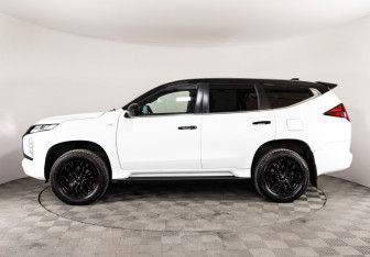 Подержанный автомобиль Mitsubishi Montero Sport 2022 года (9 фото)