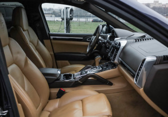 Подержанный автомобиль Porsche Cayenne 2017 года (31 фото)