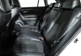 Подержанный автомобиль Toyota RAV4 2021 года (10 фото)