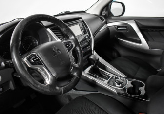 Подержанный автомобиль Mitsubishi Pajero Sport 2017 года (9 фото)
