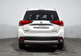Подержанный автомобиль Mitsubishi Outlander 2017 года (6 фото)