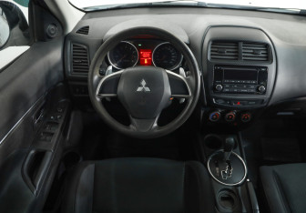 Подержанный автомобиль Mitsubishi ASX 2014 года (10 фото)