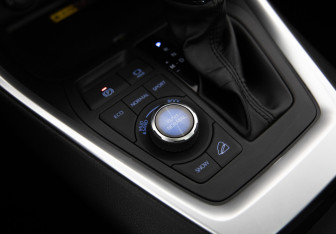 Подержанный автомобиль Toyota RAV4 2024 года (15 фото)