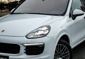 Подержанный автомобиль Porsche Cayenne 2016 года (2 фото)