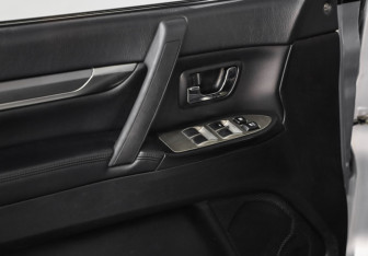 Подержанный автомобиль Mitsubishi Pajero 2011 года (17 фото)