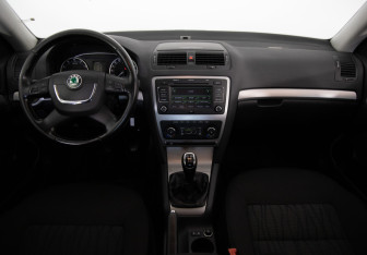 Подержанный автомобиль Skoda Octavia Liftback 2012 года (9 фото)