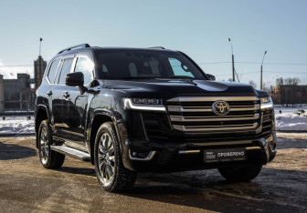 Подержанный автомобиль Toyota Land Cruiser Suv 2021 года (5 фото)