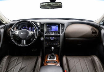 Подержанный автомобиль Infiniti QX70 2015 года (10 фото)