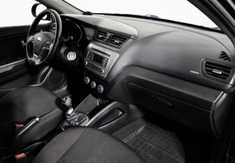 Подержанный автомобиль Kia Rio Hatchback 2016 года (12 фото)