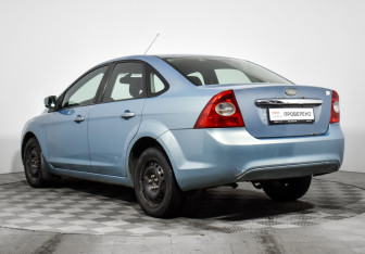 Подержанный автомобиль Ford Focus Sedan 2008 года (7 фото)