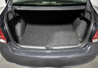 Подержанный автомобиль Volkswagen Polo Sedan 2010 года (15 фото)