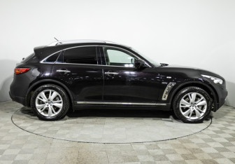 Подержанный автомобиль Infiniti QX70 2013 года (4 фото)