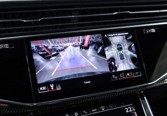 Подержанный автомобиль Audi Q8 2023 года (25 фото)