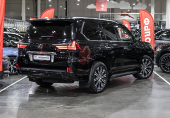 Подержанный автомобиль Lexus LX 2016 года (6 фото)
