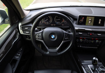 Подержанный автомобиль BMW X5 2014 года (10 фото)