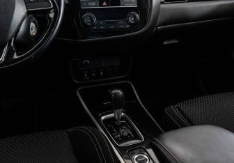 Подержанный автомобиль Mitsubishi Outlander 2019 года (12 фото)