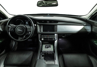 Подержанный автомобиль Jaguar XF Sedan 2016 года (13 фото)