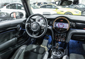 Подержанный автомобиль MINI Hatch 2021 года (17 фото)