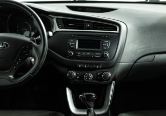 Подержанный автомобиль Kia Ceed Hatchback 2016 года (14 фото)