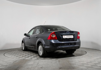 Подержанный автомобиль Ford Focus Sedan 2011 года (7 фото)