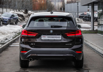 Подержанный автомобиль BMW X1 2021 года (6 фото)