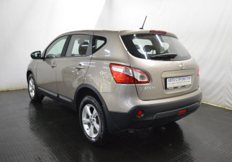 Подержанный автомобиль Nissan Qashqai 2012 года (7 фото)