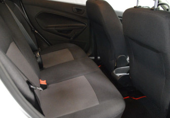 Подержанный автомобиль Ford Fiesta Sedan 2015 года (13 фото)
