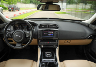 Подержанный автомобиль Jaguar XE 2017 года (11 фото)
