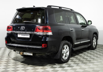 Подержанный автомобиль Toyota Land Cruiser Suv 2015 года (5 фото)