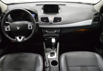 Подержанный автомобиль Renault Fluence 2011 года (14 фото)