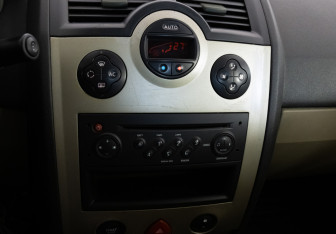 Подержанный автомобиль Renault Megane Sedan 2005 года (12 фото)