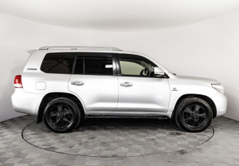 Подержанный автомобиль Toyota Land Cruiser Suv 2011 года (4 фото)