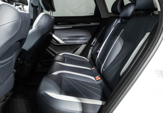 Подержанный автомобиль Geely Atlas 2023 года (10 фото)