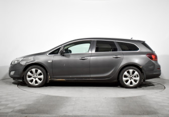Подержанный автомобиль Opel Astra Wagon 2011 года (8 фото)