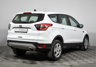 Подержанный автомобиль Ford Kuga 2018 года (5 фото)