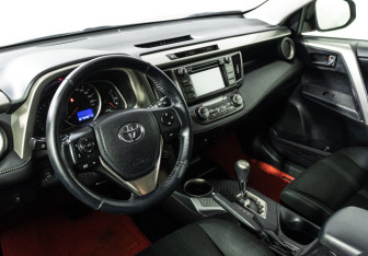 Подержанный автомобиль Toyota RAV4 2014 года (11 фото)