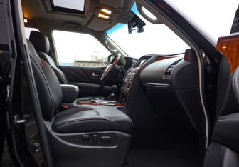 Подержанный автомобиль Infiniti QX80 2017 года (27 фото)