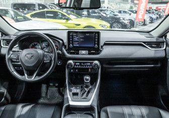 Подержанный автомобиль Toyota RAV4 2021 года (13 фото)