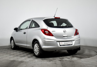Подержанный автомобиль Opel Corsa 2013 года (7 фото)