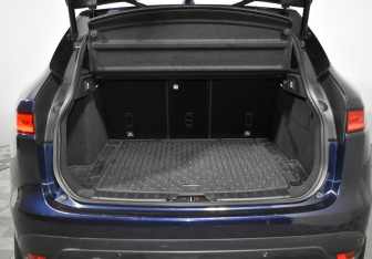 Подержанный автомобиль Jaguar F-Pace 2017 года (21 фото)