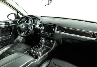 Подержанный автомобиль Volkswagen Touareg 2012 года (9 фото)